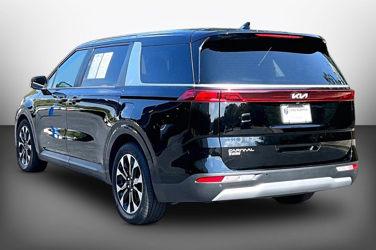 Used 2024 Kia Carnival EX FWD image 6