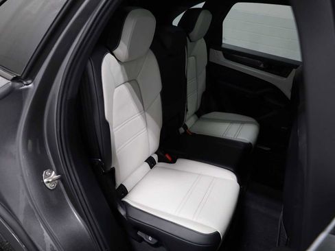 Certified 2025 Porsche Cayenne image 35