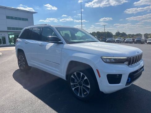 Used 2023 Jeep Grand Cherokee Overland w/ Luxury Tech Group IV AWD/4WD image 8