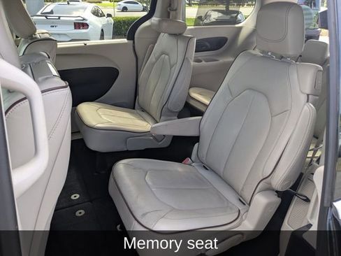 Used 2018 Chrysler Pacifica Limited w/ Tire & Wheel Group FWD image 14