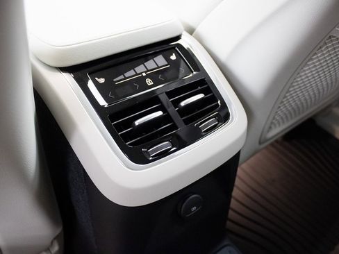 Certified 2025 Volvo XC90 T8 Plus w/ Protection Package Premier image 32