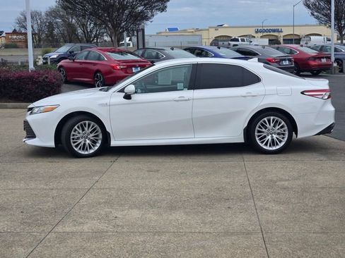 Used 2020 Toyota Camry XLE image 7