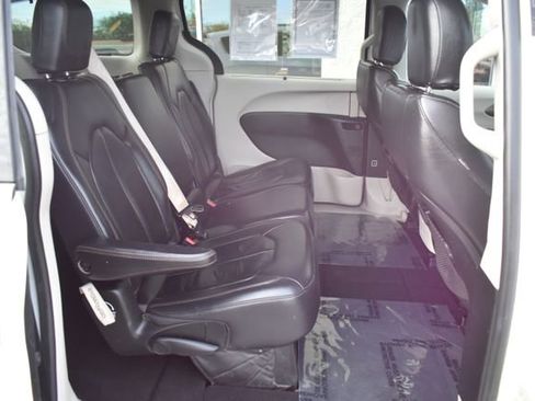 Used 2017 Chrysler Pacifica Touring-L w/ Tire & Wheel Group FWD image 43