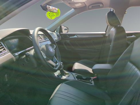 Used 2024 Volkswagen Tiguan SE image 9