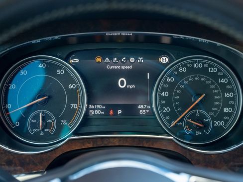 Used 2018 Bentley Bentayga Activity image 15