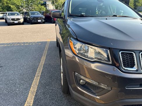 Used 2019 Jeep Compass Latitude w/ Cold Weather Group AWD/4WD image 2