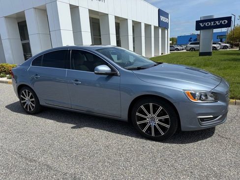 Used 2018 Volvo S60 T5 Inscription image 2