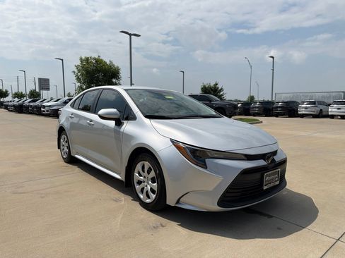 Used 2025 Toyota Corolla LE FWD image 7