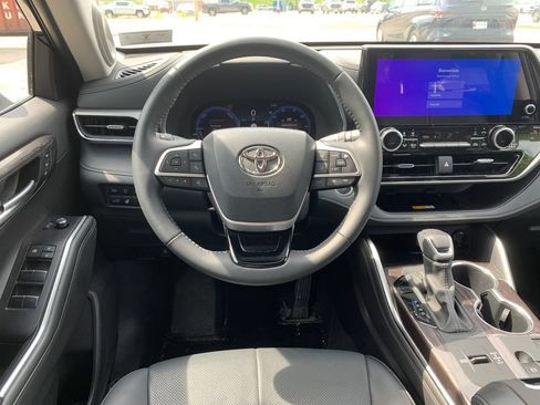 Used 2025 Toyota Highlander Platinum AWD/4WD image 17