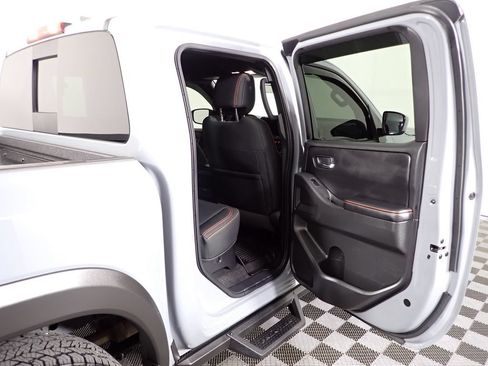 Used 2025 Nissan Frontier PRO-4X AWD/4WD image 32