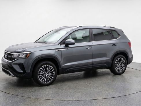 Used 2025 Volkswagen Taos SE image 3