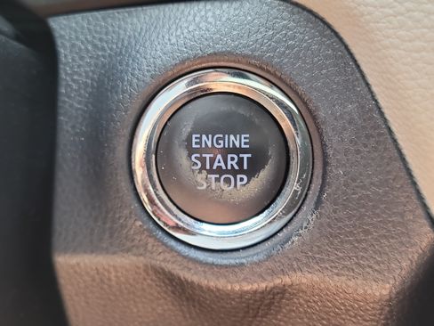Used 2019 Toyota RAV4 XLE w/ Convenience Package FWD image 30