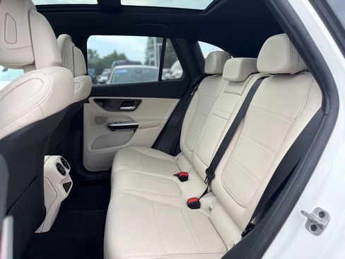 Used 2025 Mercedes-Benz GLC 300 4MATIC image 12