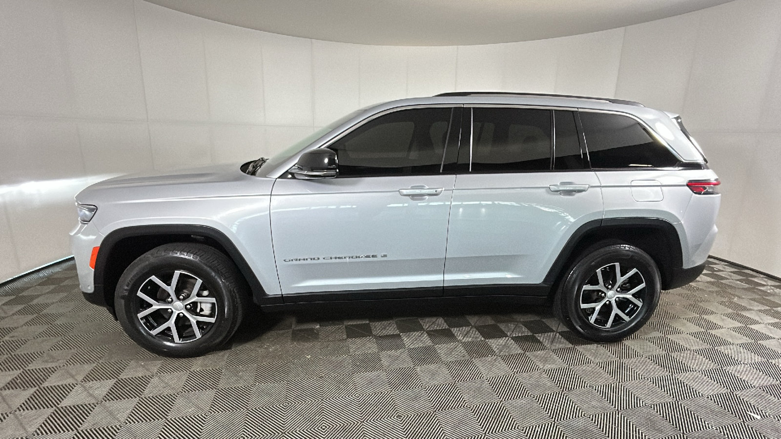 Used 2023 Jeep Grand Cherokee Limited w/ Luxury Tech Group II RWD image 7