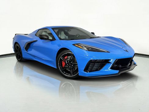 Used 2021 Chevrolet Corvette Stingray Convertible w/ Z51 Performance Package image 2