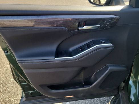 Used 2024 Toyota Highlander Limited image 16