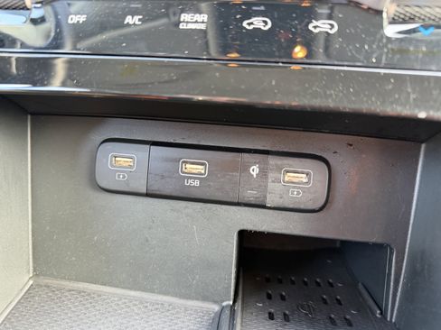 Used 2024 Kia Carnival EX image 20