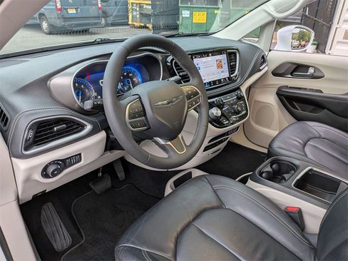 Certified 2022 Chrysler Pacifica Touring-L image 12