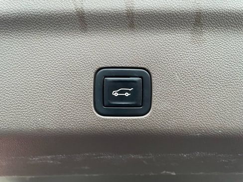 Used 2021 GMC Yukon Denali w/ Denali Premium Package image 33