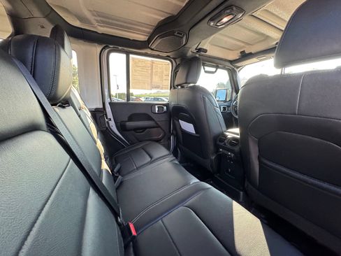 Used 2018 Jeep Wrangler Unlimited Sahara AWD/4WD image 19