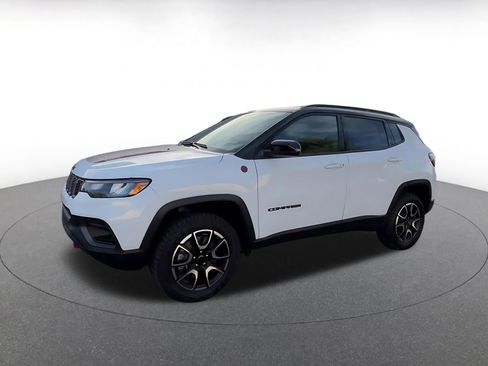 Used 2025 Jeep Compass Trailhawk AWD/4WD image 8