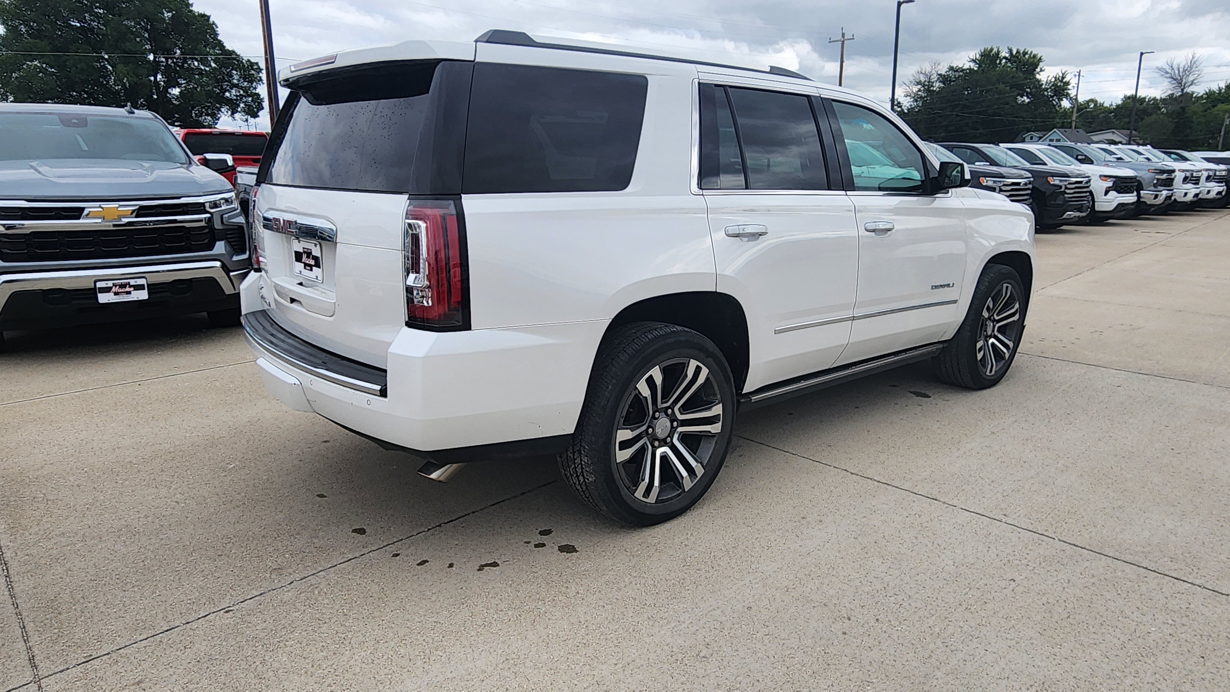 Used 2017 GMC Yukon Denali w/ Open Road Package AWD/4WD image 5