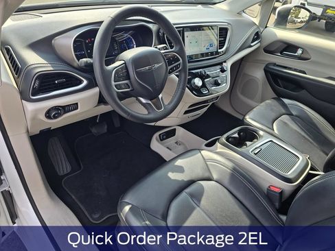 Used 2023 Chrysler Pacifica Touring-L FWD image 2