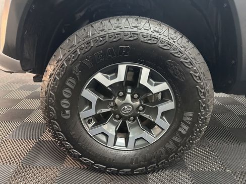 Used 2022 Toyota Tacoma TRD Off-Road w/ Technology Package AWD/4WD image 35