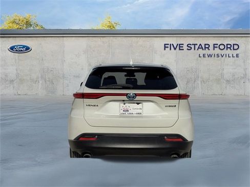 Used 2022 Toyota Venza LE image 6