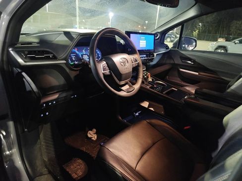 Used 2025 Toyota Sienna XLE Woodland Edition image 9