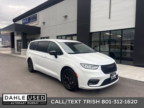 Used 2024 Chrysler Pacifica Select image 1