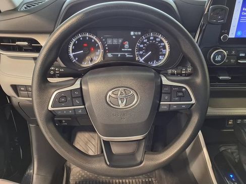 Used 2023 Toyota Highlander L FWD image 8