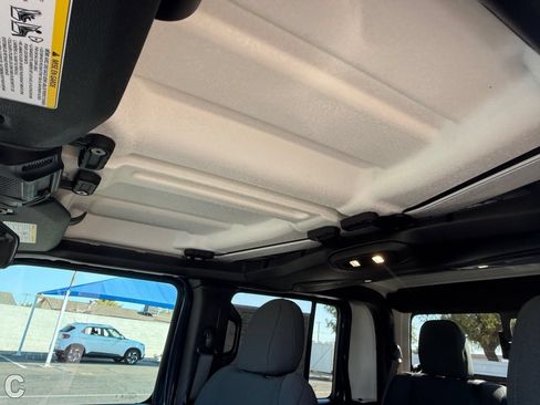 Used 2025 Jeep Gladiator Sport AWD/4WD image 14