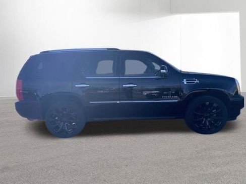 Used 2011 Cadillac Escalade Premium image 4