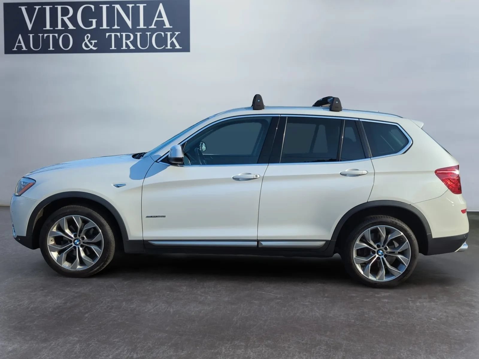 Used 2017 BMW X3 sDrive28i RWD image 2