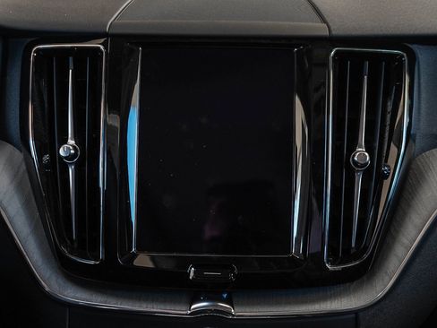 Used 2025 Volvo XC60 B5 Plus image 14