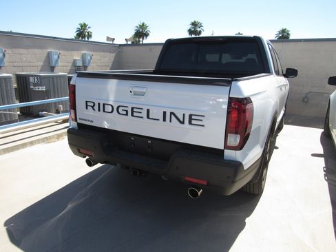 Used 2025 Honda Ridgeline Black Edition image 3