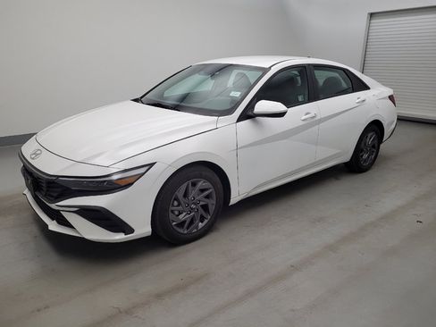 Used 2024 Hyundai Elantra SEL FWD image 2