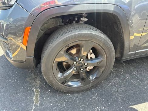 Used 2023 Jeep Grand Cherokee Altitude AWD/4WD image 13