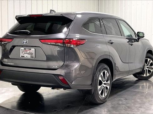 Used 2022 Toyota Highlander XLE AWD/4WD image 13