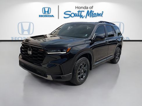 Used 2025 Honda Pilot TrailSport image 3
