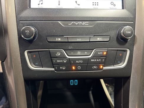 Used 2019 Ford Fusion SE FWD image 32