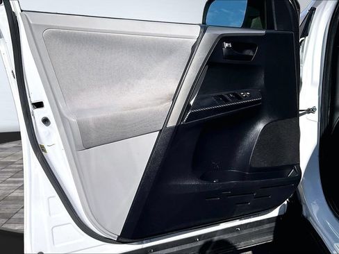 Used 2013 Toyota RAV4 LE AWD/4WD image 20