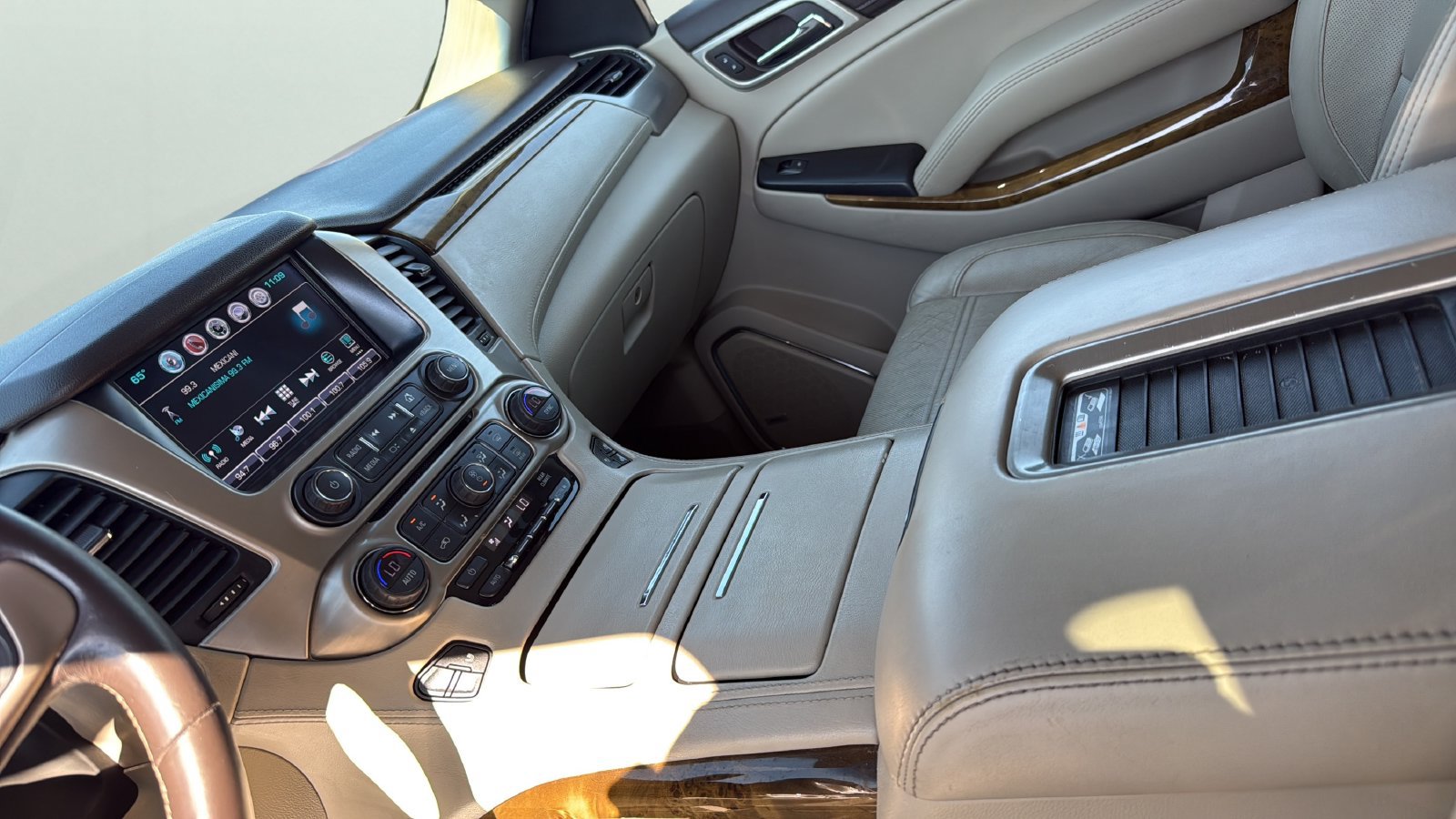 Used 2017 GMC Yukon XL Denali w/ Open Road Package AWD/4WD image 16