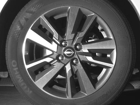 Used 2025 Nissan Versa SV FWD image 10