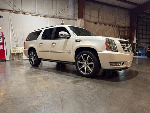 Used 2010 Cadillac Escalade ESV Premium AWD/4WD image 2