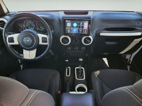 Used 2017 Jeep Wrangler Unlimited Rubicon w/ Connectivity Group AWD/4WD image 9
