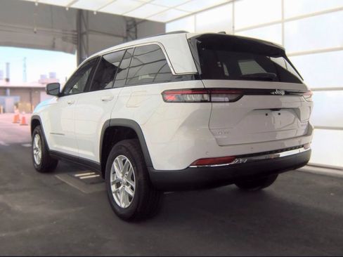 Used 2024 Jeep Grand Cherokee Laredo X AWD/4WD image 8