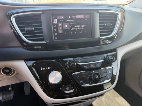 Used 2022 Chrysler Voyager LX FWD image 18