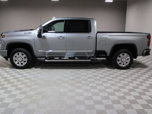 Used 2024 Chevrolet Silverado 2500 High Country w/ High Country Premium Package AWD/4WD image 9